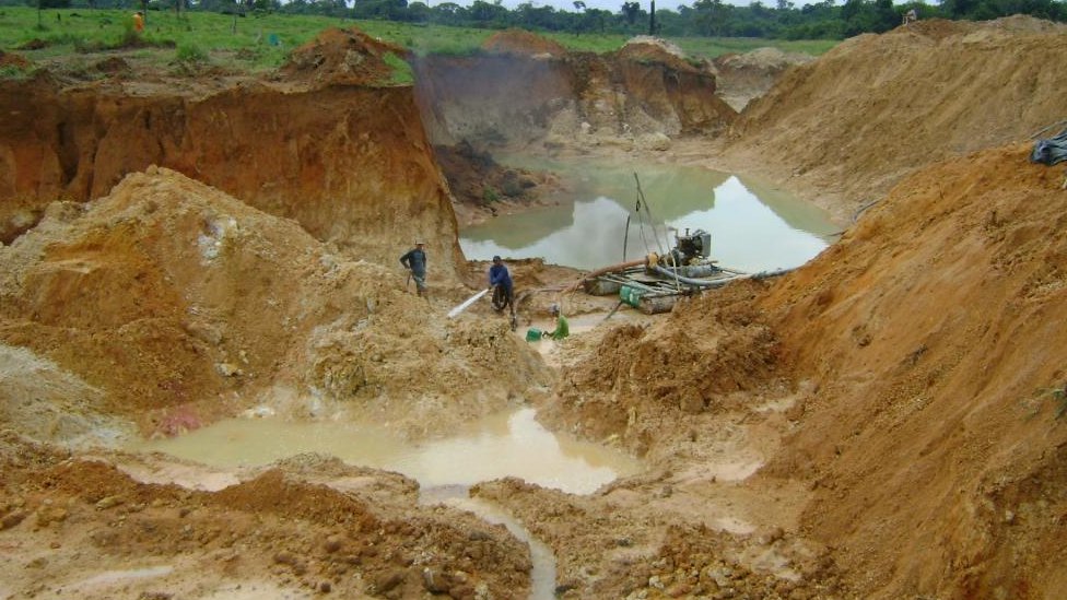 Polícia Ambiental fecha garimpo clandestino e apreende maquinário pesado em operação em Mato Grosso
