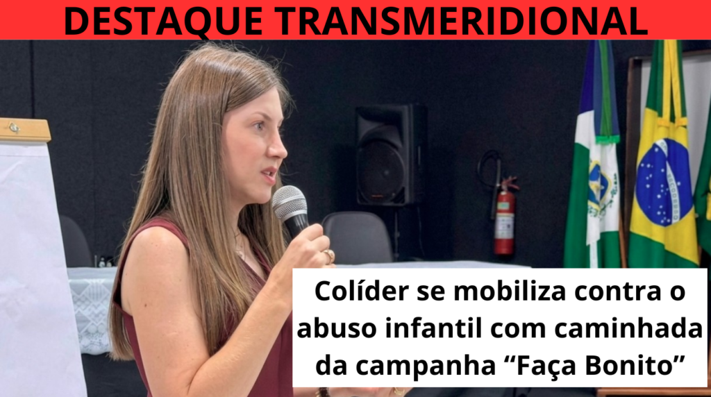 A secretária de Assistência Social, Michele Schenkel, segura microfone durante palestra, ao fundo símbolos nacionais.