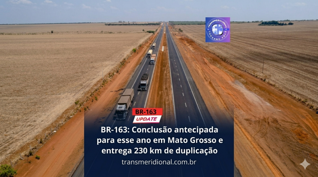 Pistas da BR-163 duplicadas e carretas transitando. Ao lado, lavoura de soja que já foram colhidas.