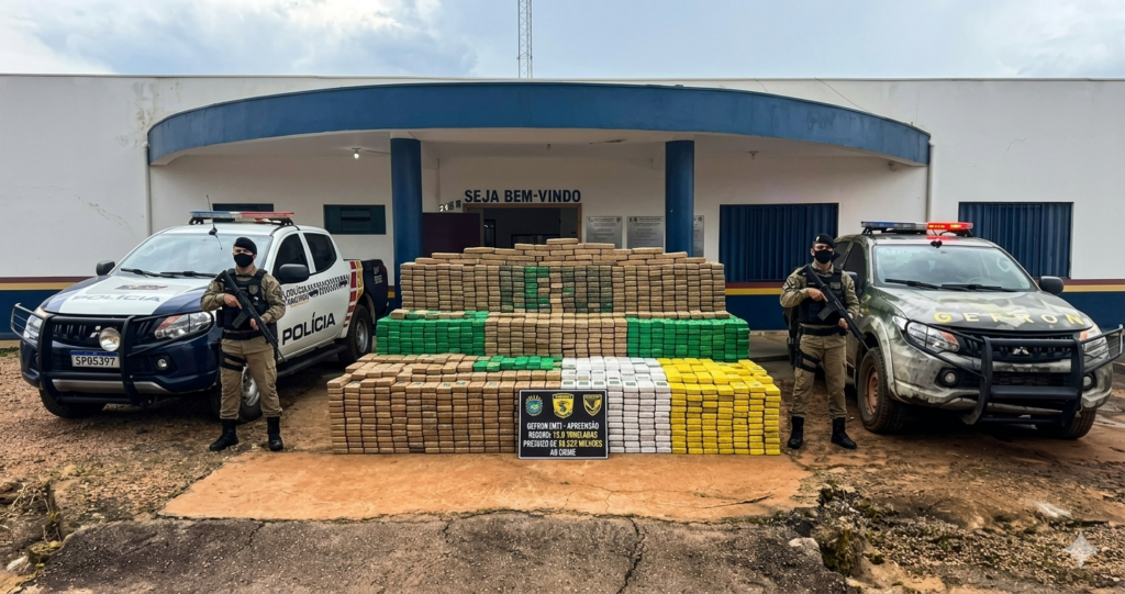 "Gefron apreende 12 toneladas de drogas em Mato Grosso, operação policial com viaturas e fardos de entorpecentes."